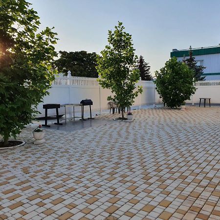 Aleksandriya Hotel Chornomorsk Exterior photo
