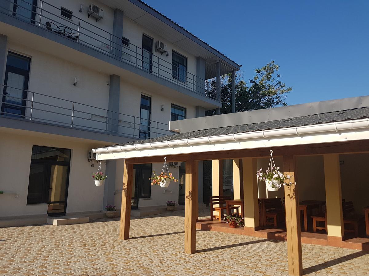 Aleksandriya Hotel Chornomorsk Exterior photo